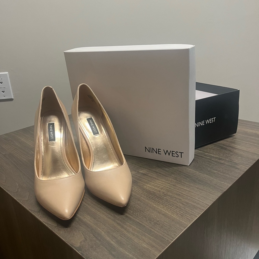 Like new Nine West nude pumps